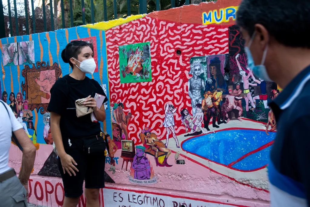 Mural pornográfico en Santiago rechazado tras homenajear asesinato homófobo