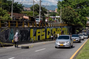 Borrado de grafiti en Medellín reaviva la memoria paramilitar