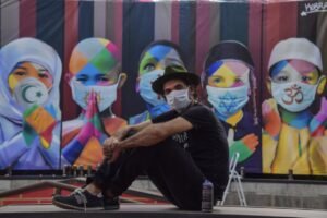 Ricky Watts: pintar “space rainbows” sin boceto, al vuelo