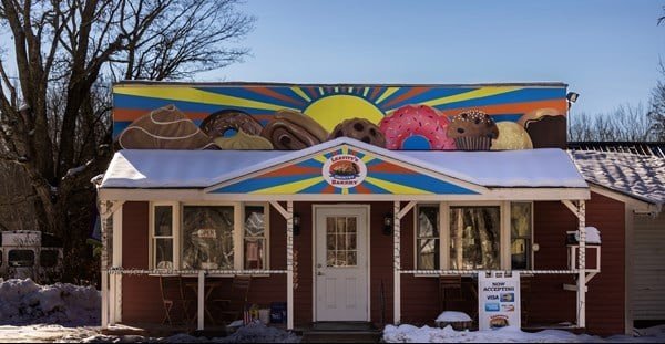 Pasteles rebeldes: tienda de New Hampshire gana juicio para conservar su mural de donuts