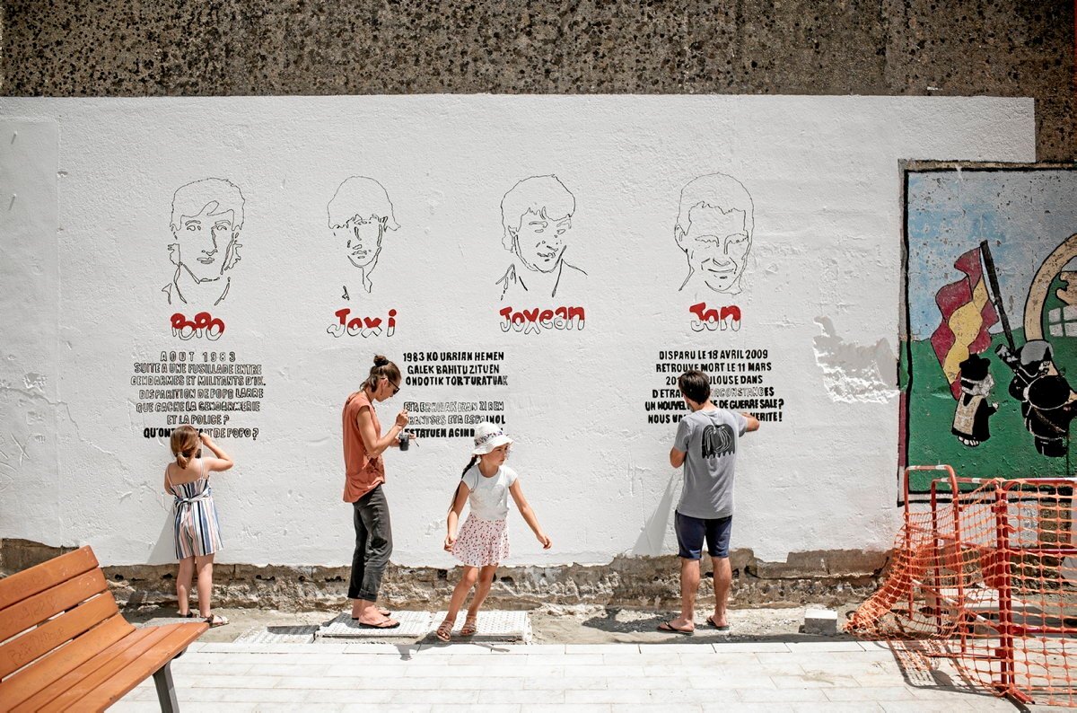 Refrescan los murales de la plaza Patxa para conservar la memoria popular de Euskal Herria